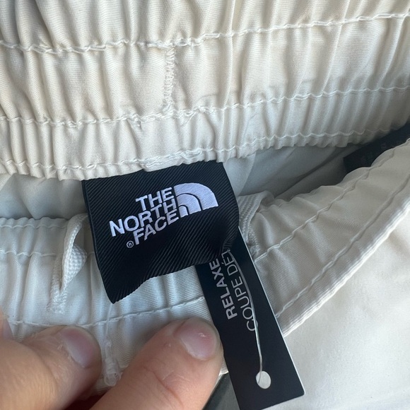 NWT The North Face Women’s TNF easy wind shorts in white dune size xs - Picture 2 of 10
